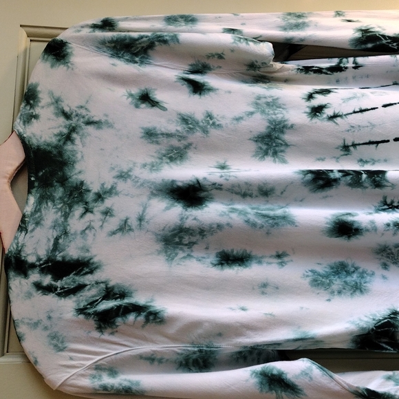 Long sleeve A-frame green white tye dye blouse size S/M - Picture 6 of 7